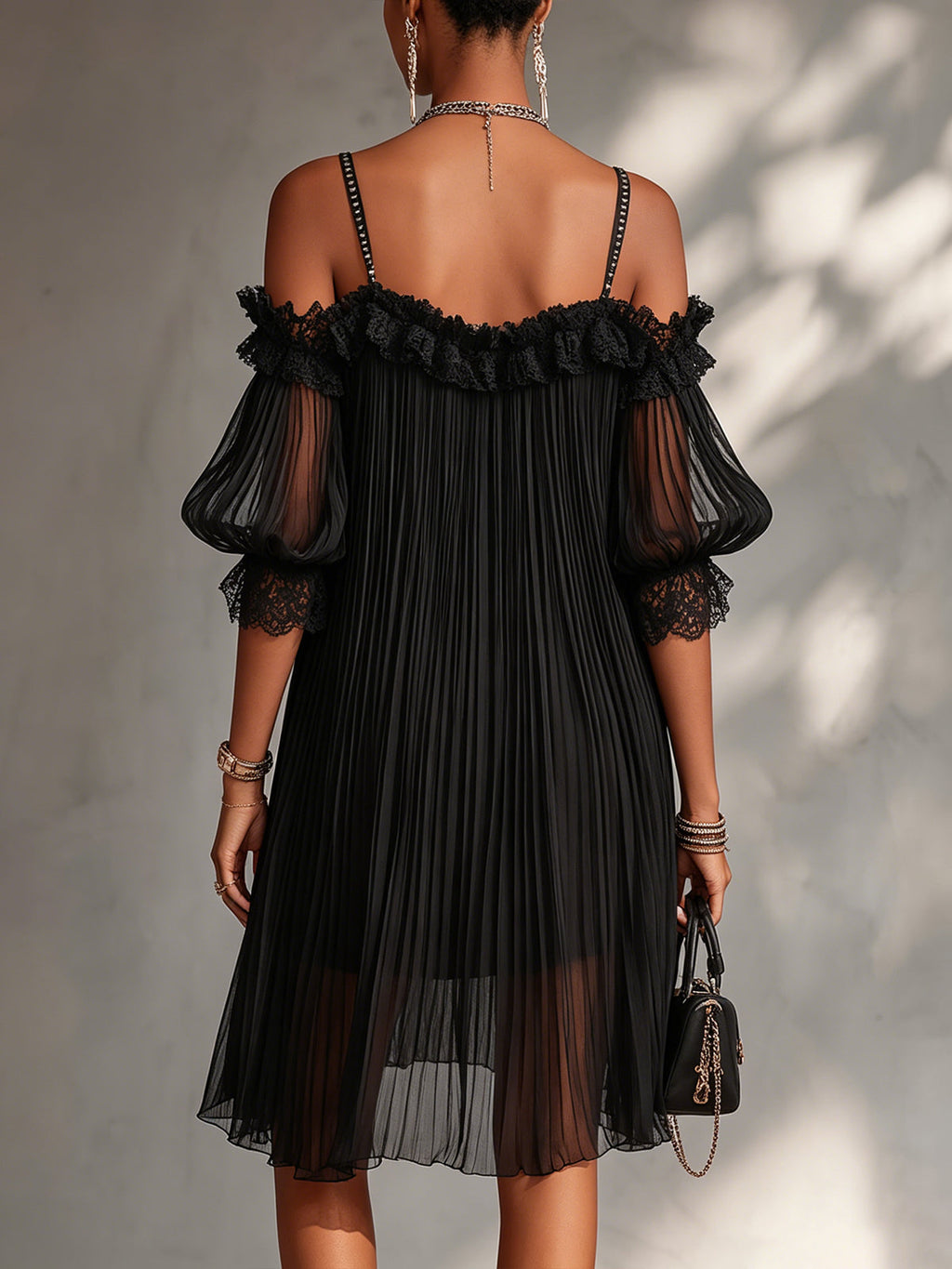 Camille | Vestido mini de gasa negra con hombros descubiertos y encaje