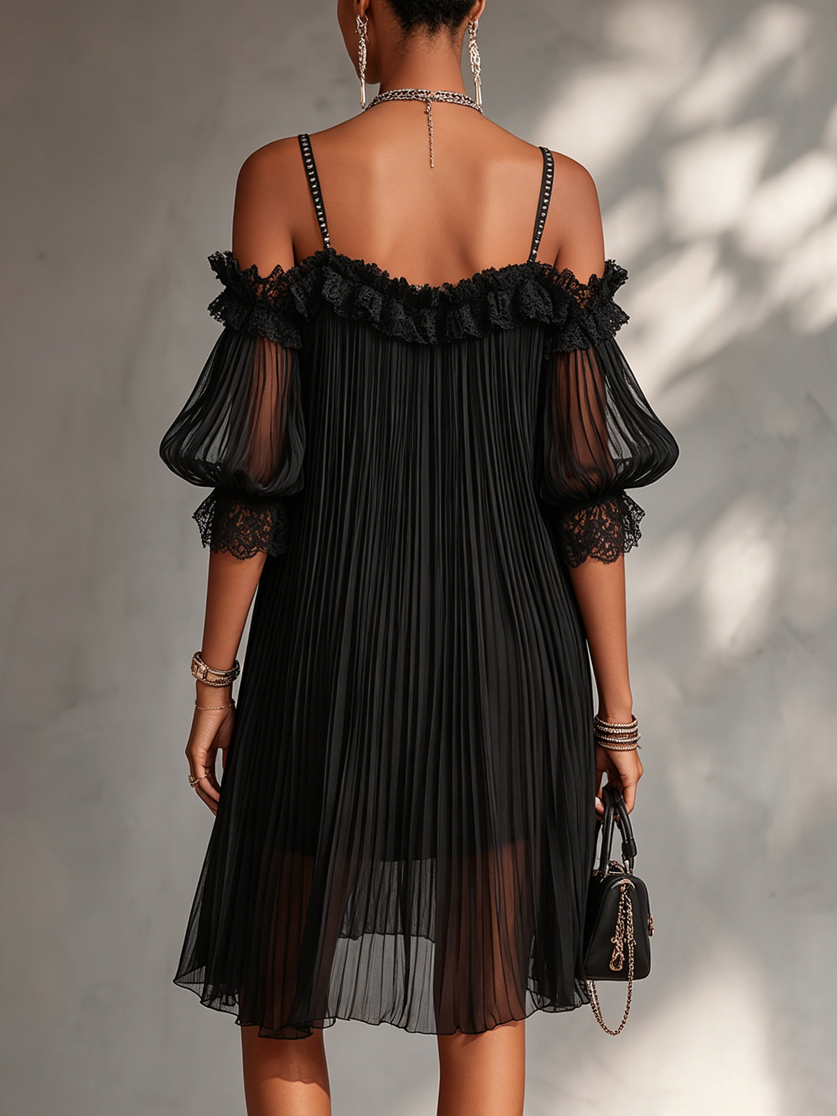 Camille | Vestido mini de gasa negra con hombros descubiertos y encaje