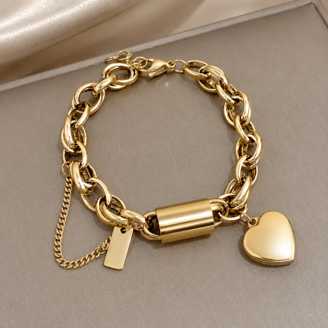 Bracciale spesso a forma di cuore in oro