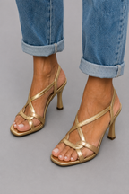 Cassie | Sandalias de tacón doradas con tiras cruzadas