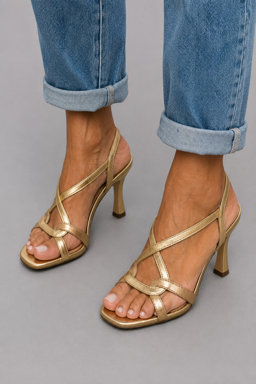 Cassie | Sandalias de tacón doradas con tiras cruzadas
