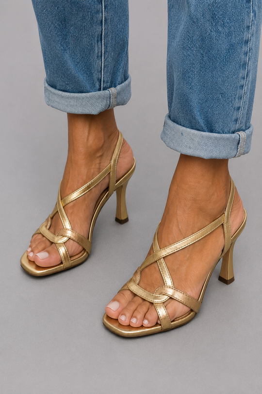 Cassie | Sandalias de tacón doradas con tiras cruzadas