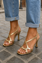 Cassie | Sandalias de tacón doradas con tiras cruzadas