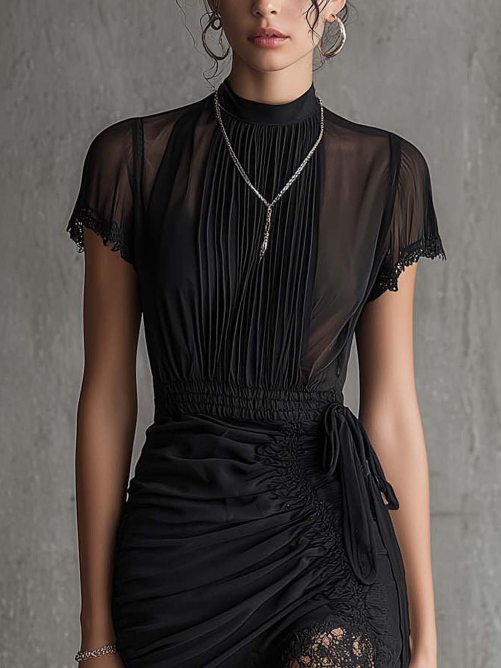 Abito Mini in Chiffon Nero con Vita Plissettata e Bordo in Pizzo