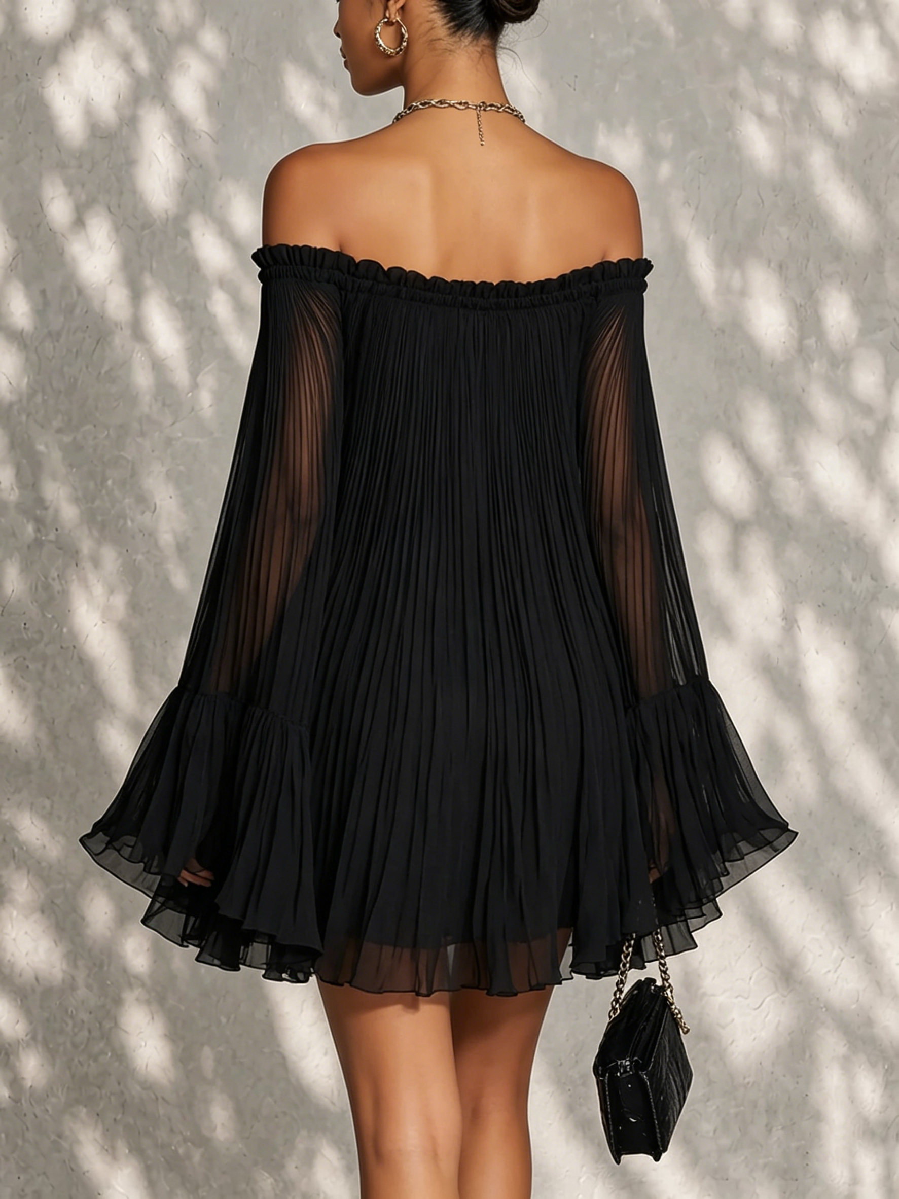 Océane | Vestido mini negro de gasa con mangas campana y hombros descubiertos