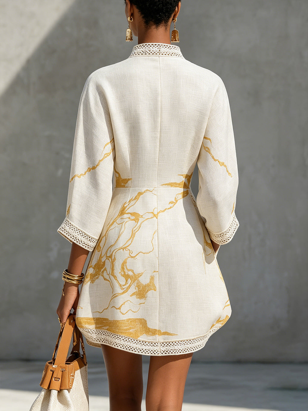 Aliénor | Vestido mini de encaje crochet marfil con motivos dorados