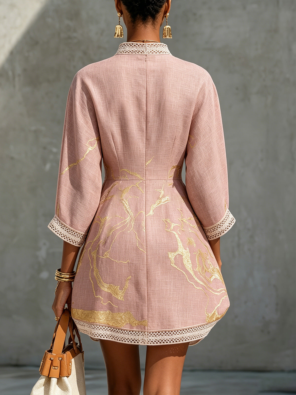 Ninon | Vestido mini rosa de encaje crochet con motivos dorados