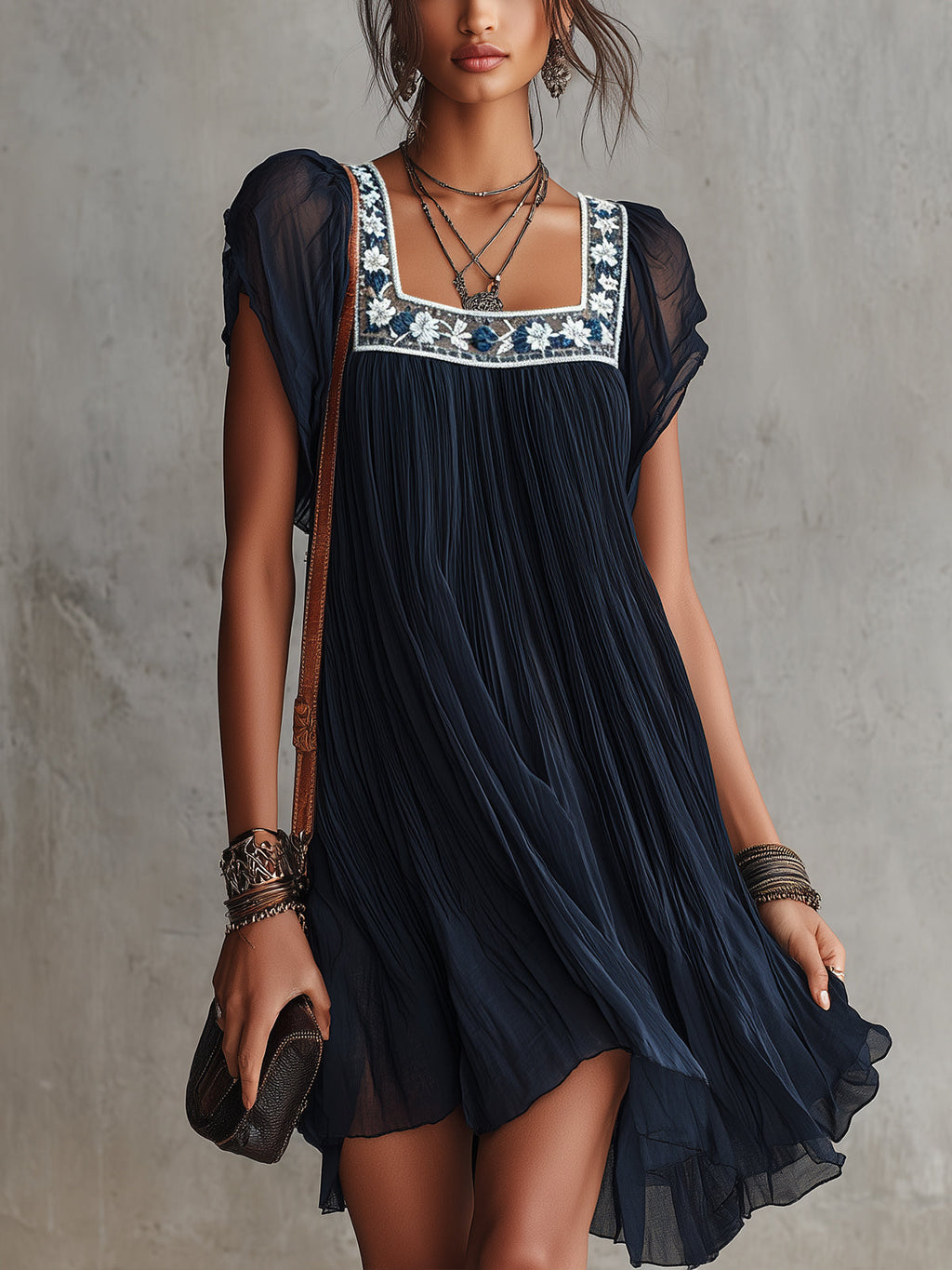 Apolline | Vestido mini plisado azul marino bordado de flores