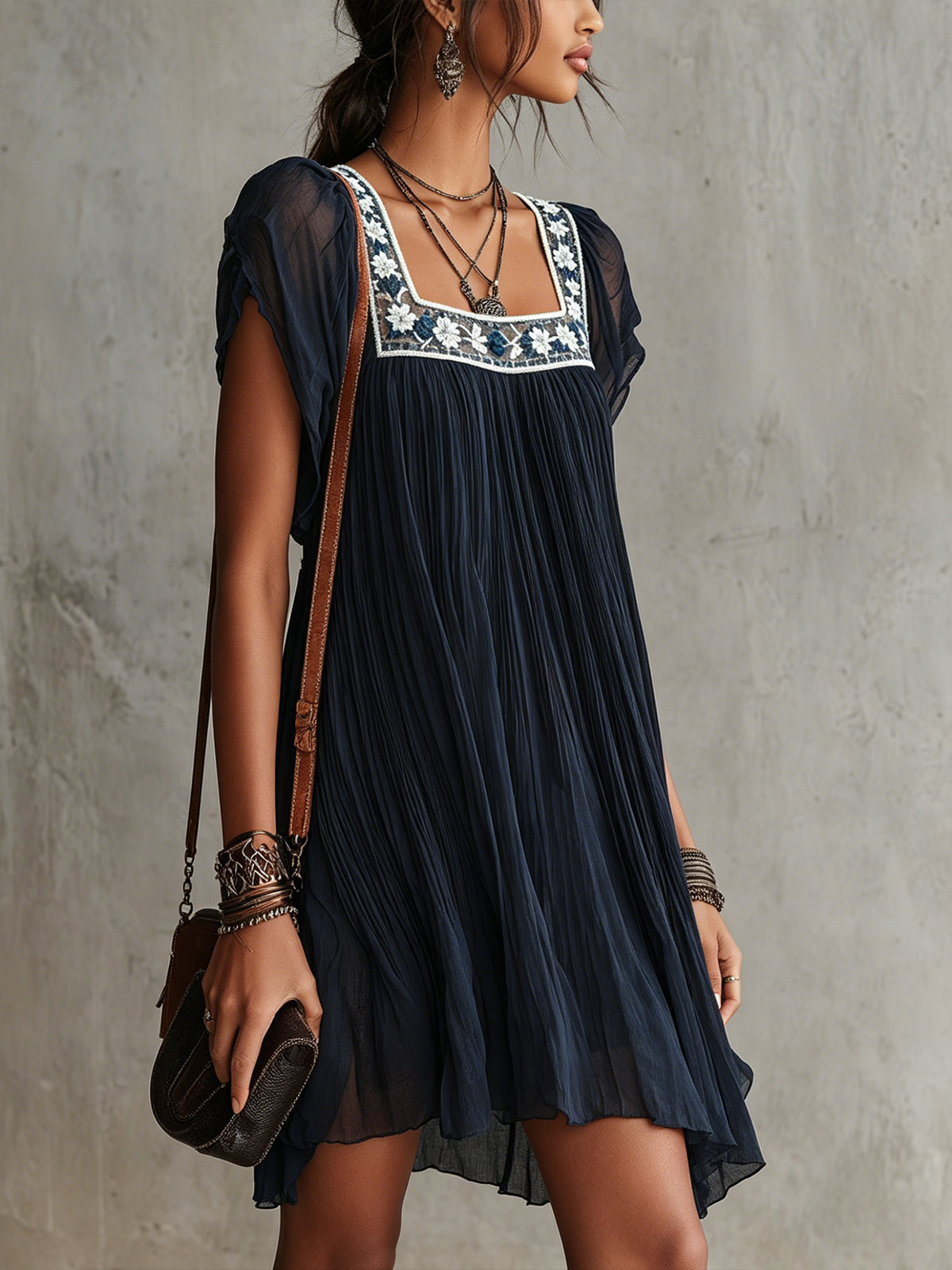 Apolline | Vestido mini plisado azul marino bordado de flores