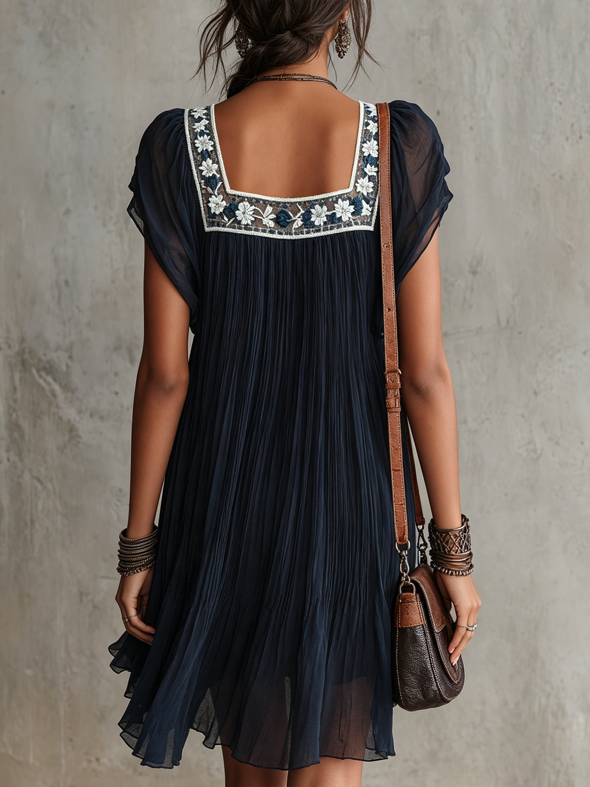 Apolline | Vestido mini plisado azul marino bordado de flores