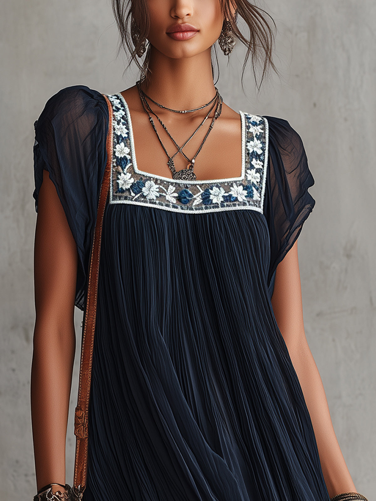 Apolline | Vestido mini plisado azul marino bordado de flores