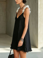 Noémie | Vestido mini negro con escote en V y tirantes florales