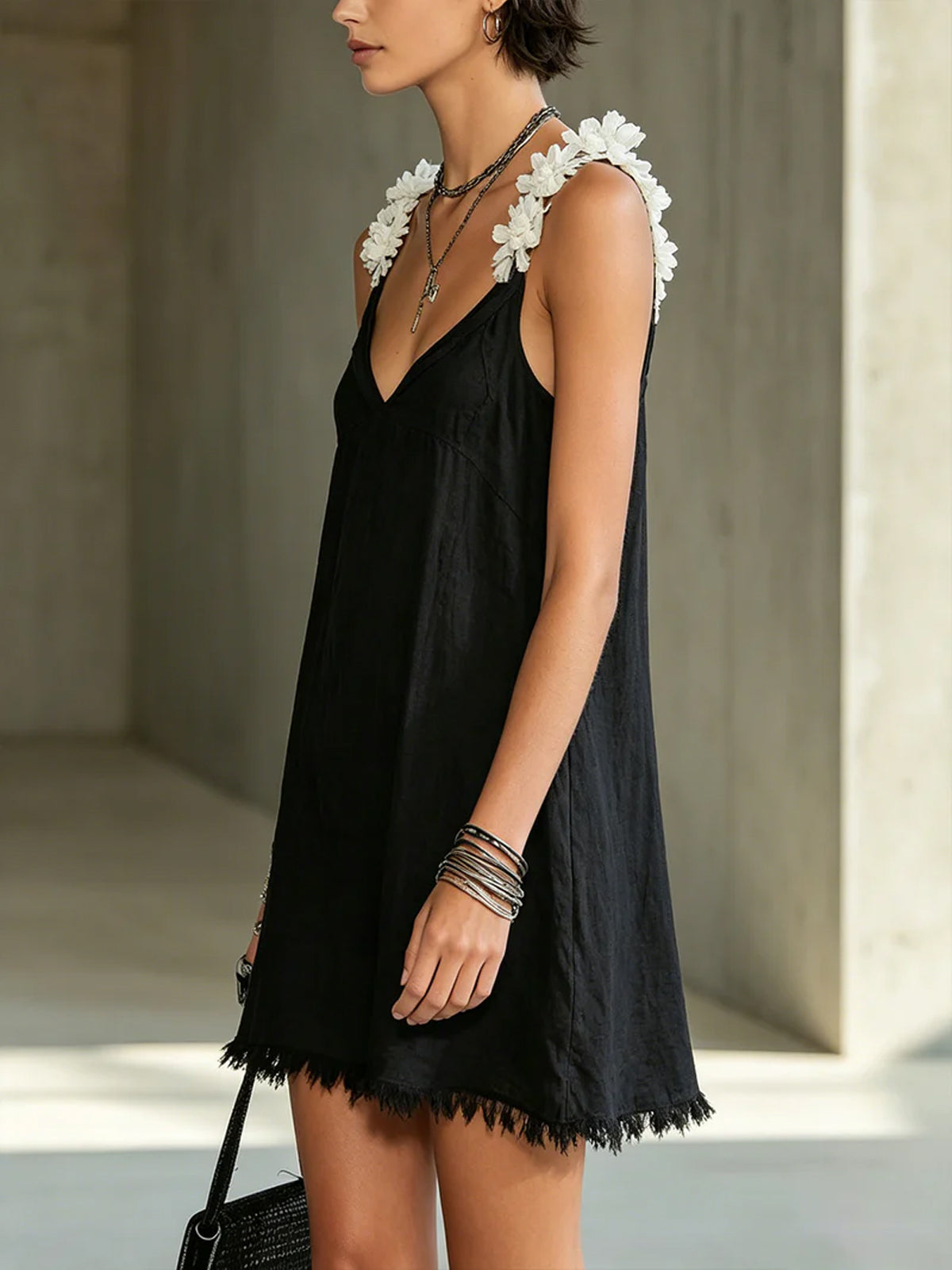 Noémie | Vestido mini negro con escote en V y tirantes florales