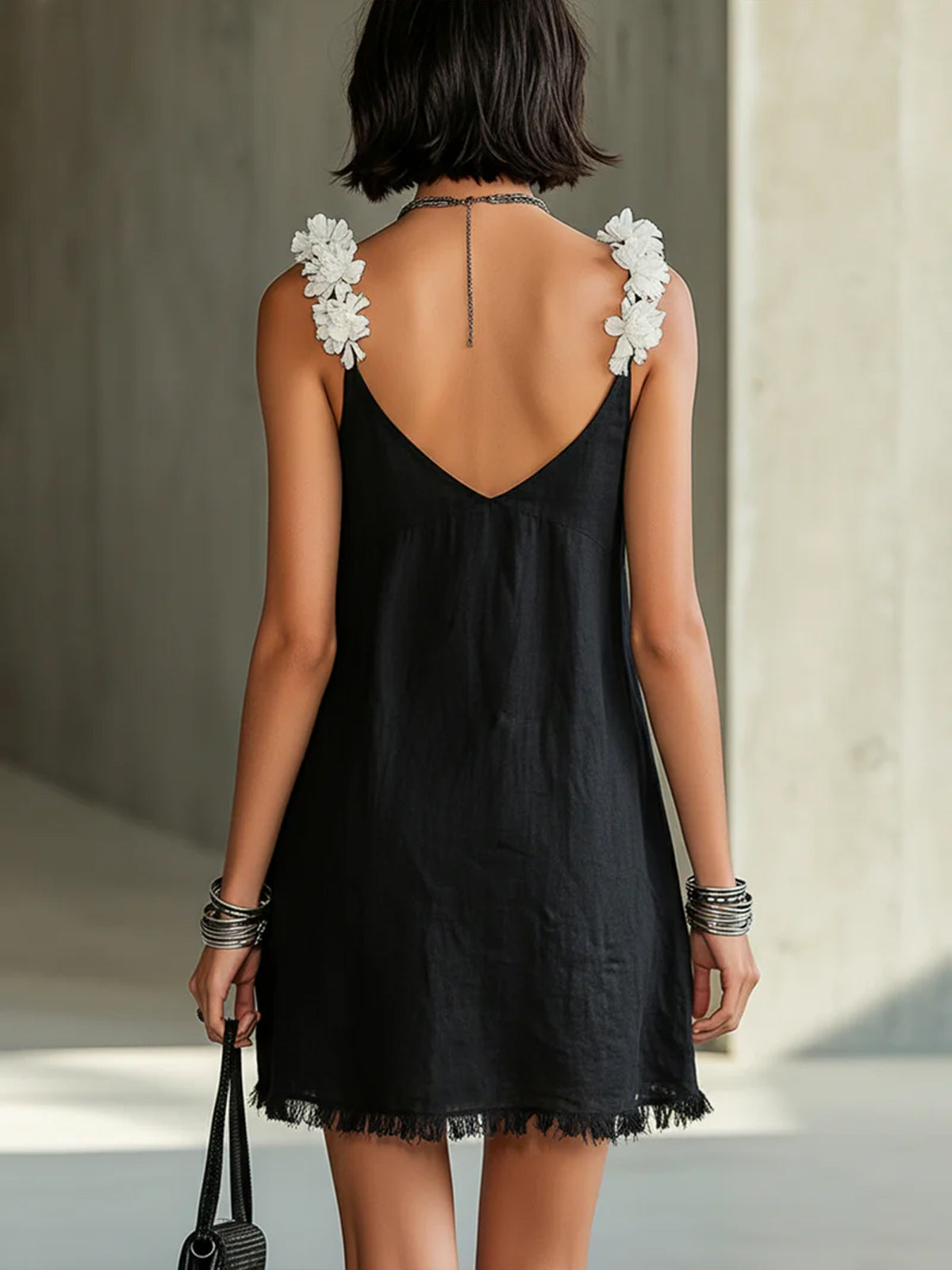 Noémie | Vestido mini negro con escote en V y tirantes florales