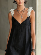 Noémie | Vestido mini negro con escote en V y tirantes florales