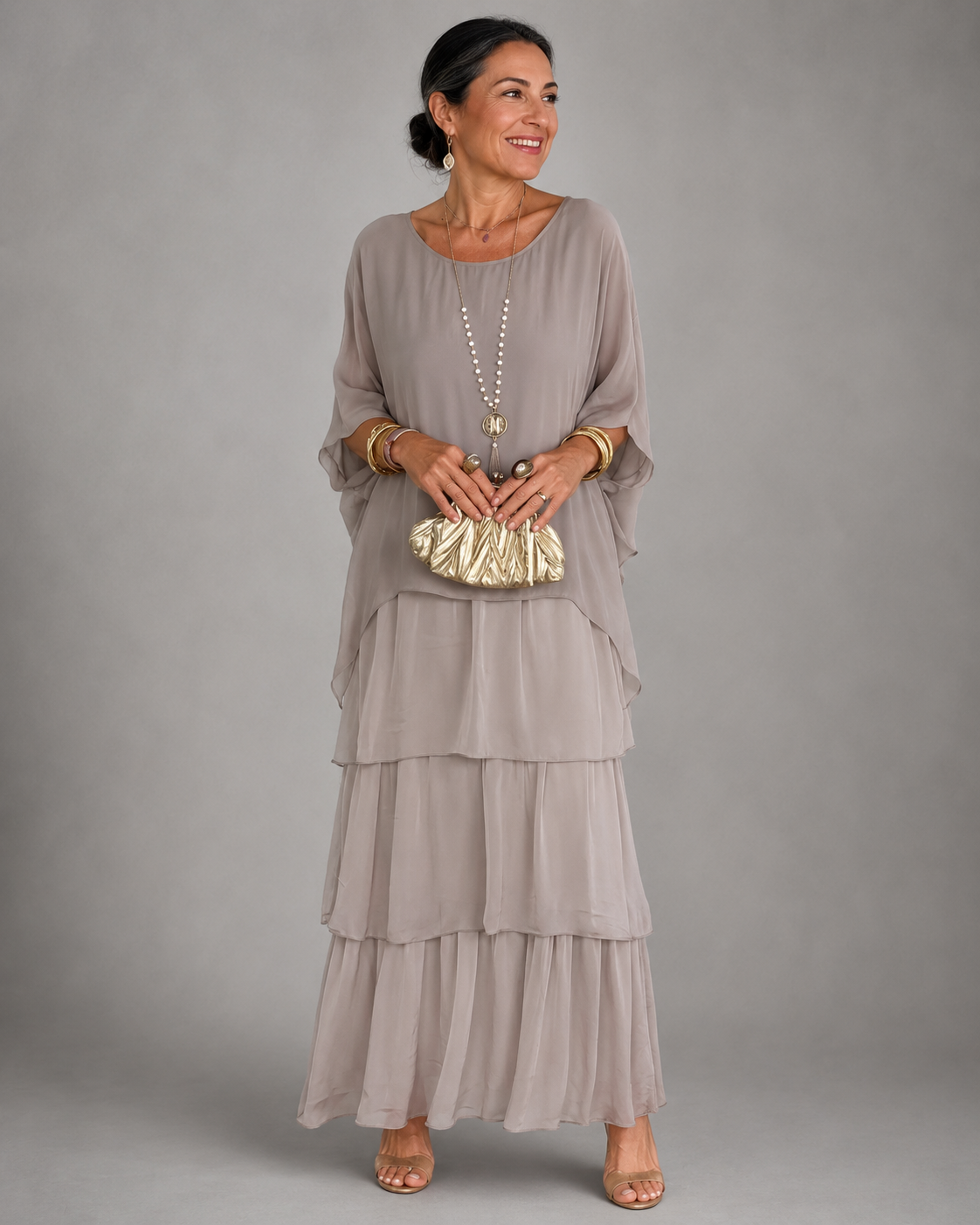 Robe longue élégante pour femme Lara™ de Danoir Paris, tissu fluide vert foncé, coupe sophistiquée et style raffiné.