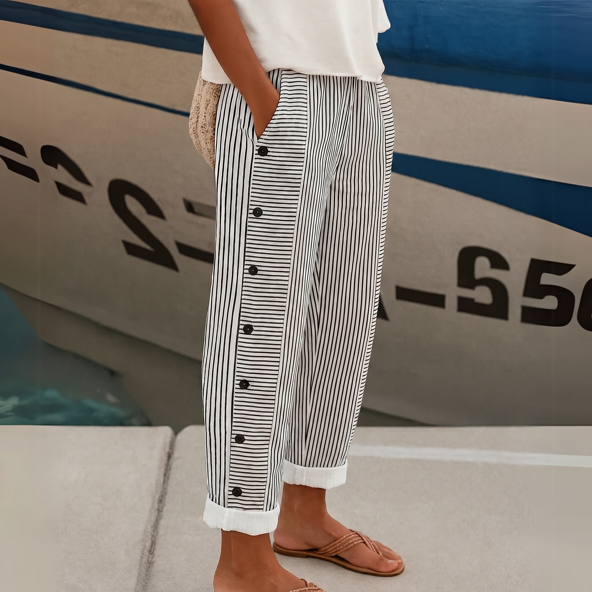 CAITLIN |PANTALÓN A RAYAS CON BOTONES ELEGANTES