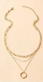 Collar Multicapa Clásico en Oro con Colgante
