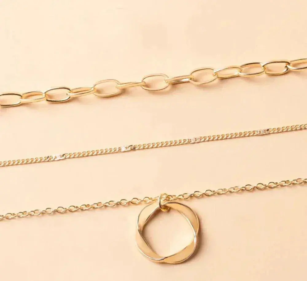 Collar Multicapa Clásico en Oro con Colgante