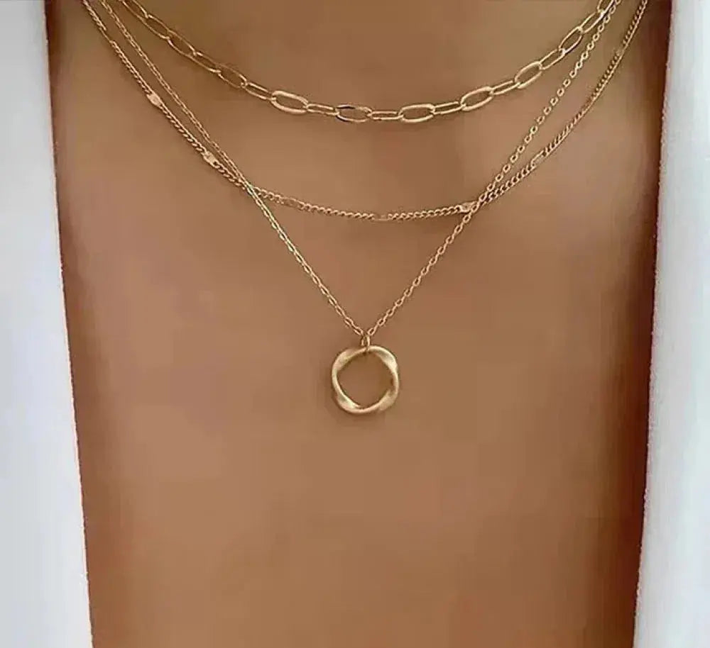 Collar Multicapa Clásico en Oro con Colgante